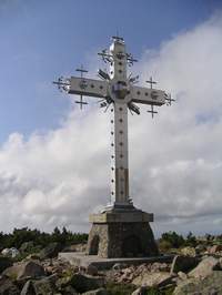 Крест, установленный на вершине горы Мустаг